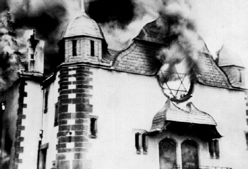 Burning_Synagoge_Kristallnacht_1938