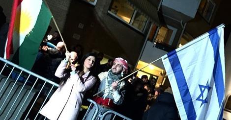 muslim waving israeli flag