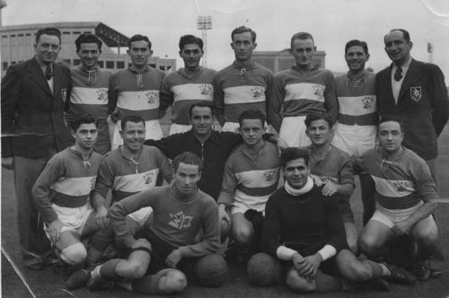 Members of the Maccabi delegation of the Palestine/Eretz Australian Touring Team take the time to pose for photographers, 10 July 1939; back row (no.65): G.Arazi (Manager), S.Ginzburg, Zvi Fooks, A.Schneiderwiese, Peri Neufeld, S.Viner, Gaul Machlis, Egon Polak (Coach/Treasurer), 2nd row: A.Alembik, Avraham Reznik (captain), Menahem Mirimovitch, L.Werner, J.Greenberg, J.Lieberman, front row: J.Sidi, B.Mizrahi (photo Creative Commons)