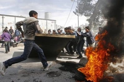 palestinian stone throwers - AFP