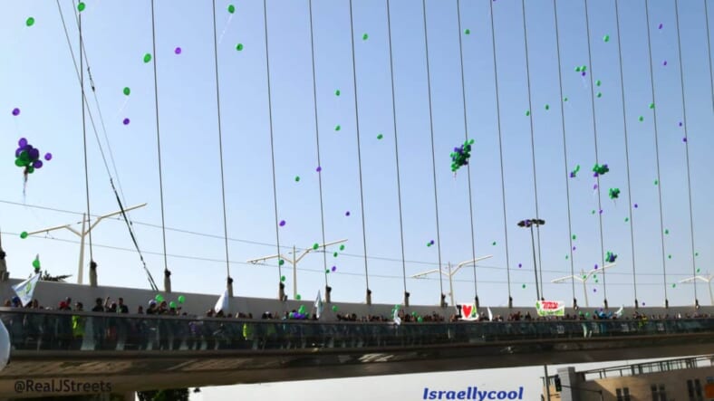Balloons released on Chord Bridge during ALEh march