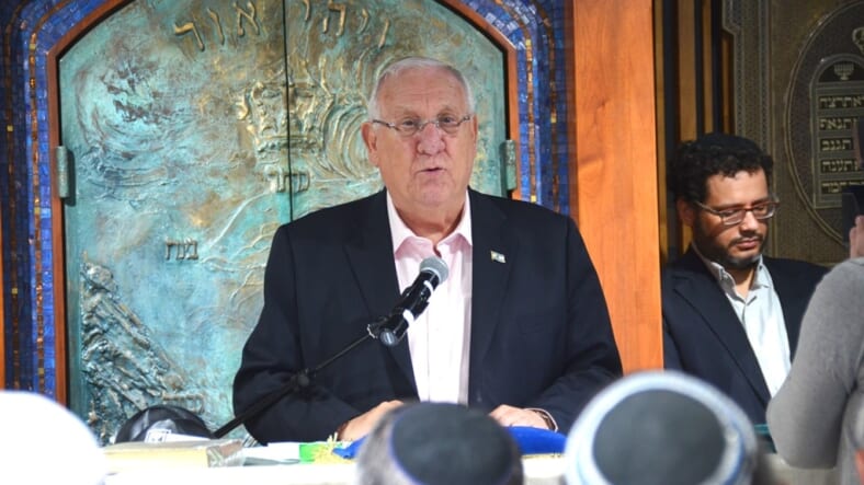 Israel President Reuven Rivlin in synagogue on Beit Hanasi grounds erev Yom Kippur