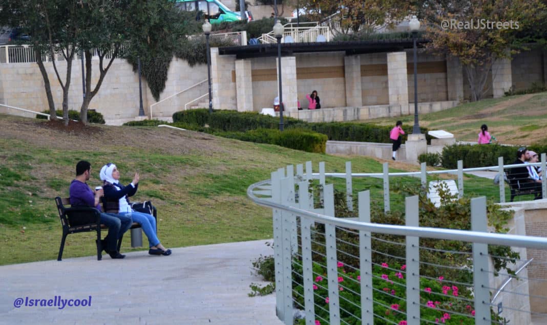 photo Palestinian couple, picture Jerusalem Palestinians, image Israel apartheid