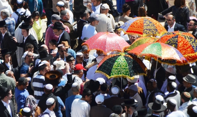 Ehtiopian leaders under colorful umbrellas