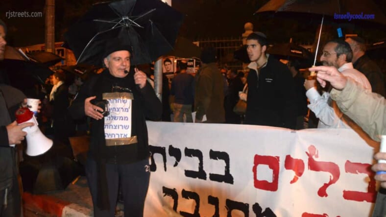 image protest prisoner release, picture families protesting release of terrorists, protest of release of murderers Israel.