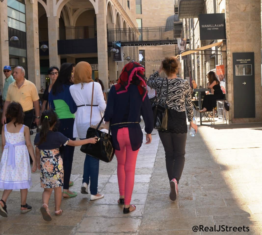 photo Arab girls, Jerusalem Mamilla Mall