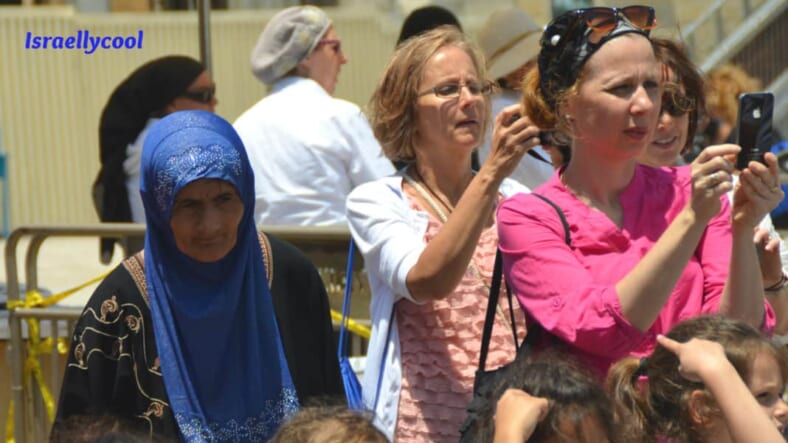 image Arab woman with Israeli women