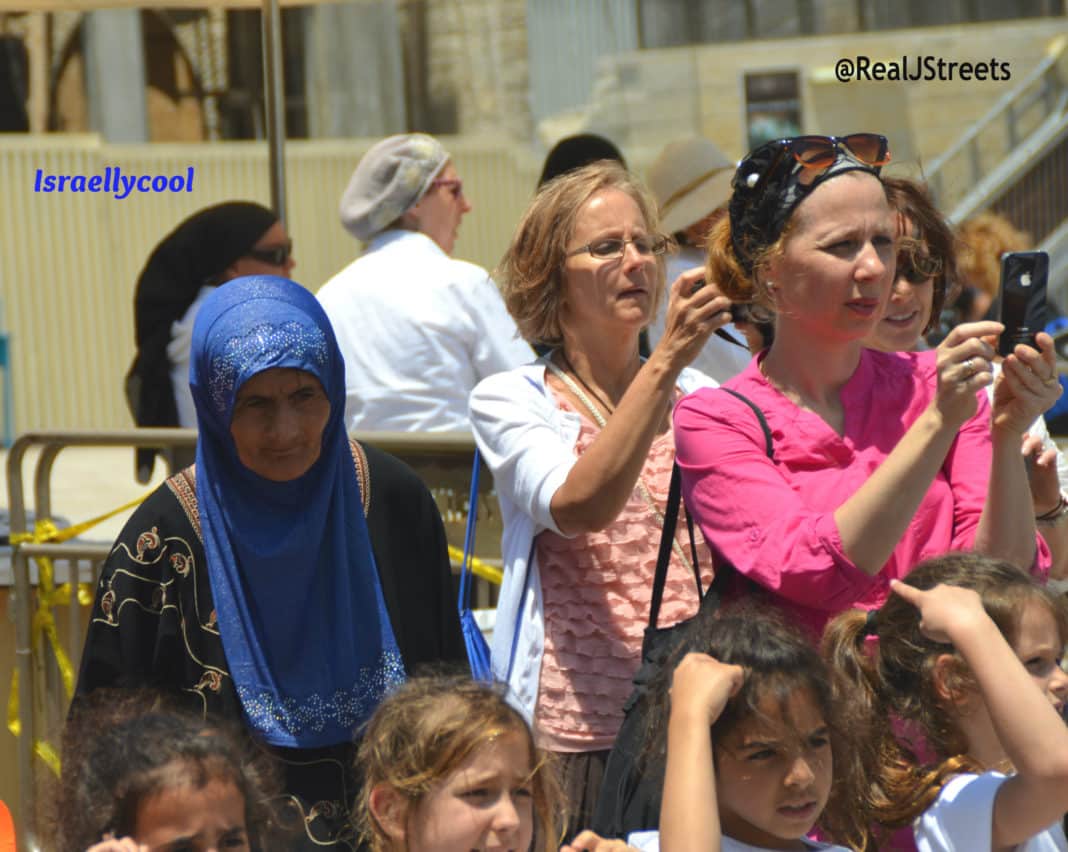 image Arab woman with Israeli women