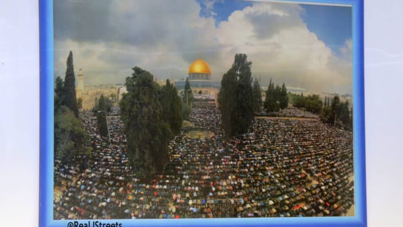 image Muslim prayer on Temple Mount, picture inside Muslim prayer room, image Israel apartheid