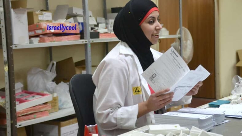 Arab woman working in Israeli business
