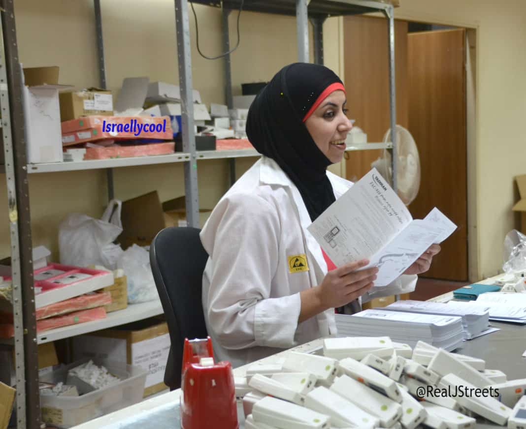 Arab woman working in Israeli business