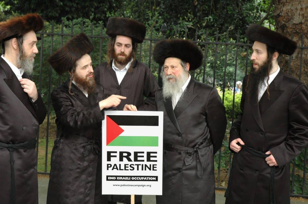 Members_of_Neturei_Karta_Orthodox_Jewish_group_protest_against_Israel