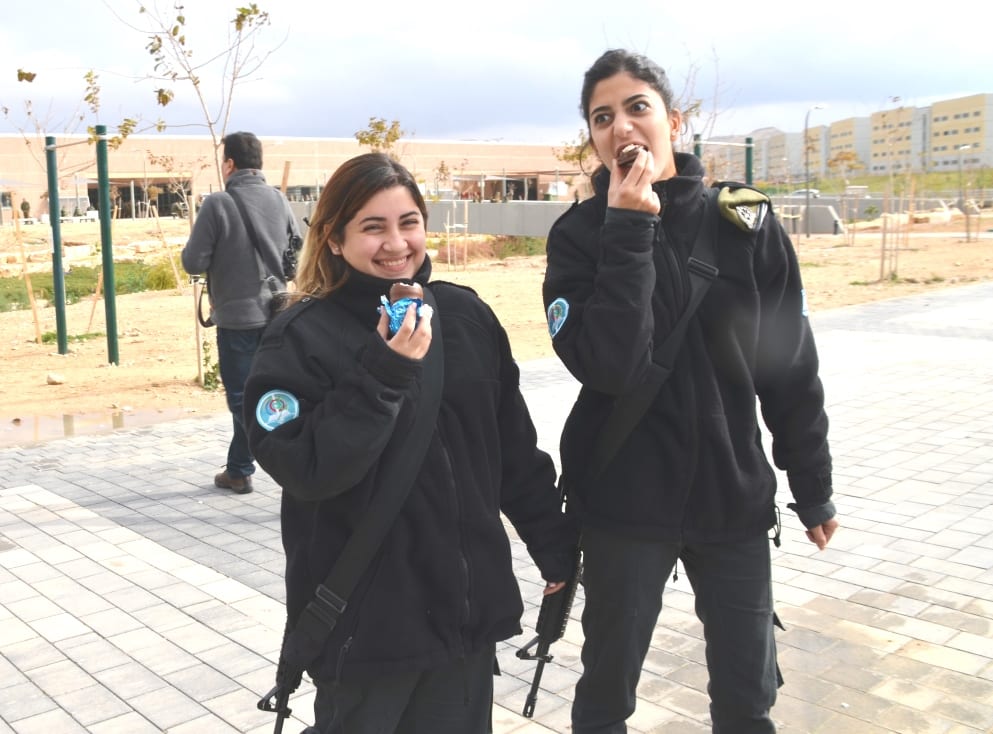 Two female Israeli soldiers on base eating a Crembo