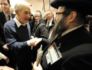 Ron Paul (L) shakes hands with Rabbi Yisroel Dovid Weiss
