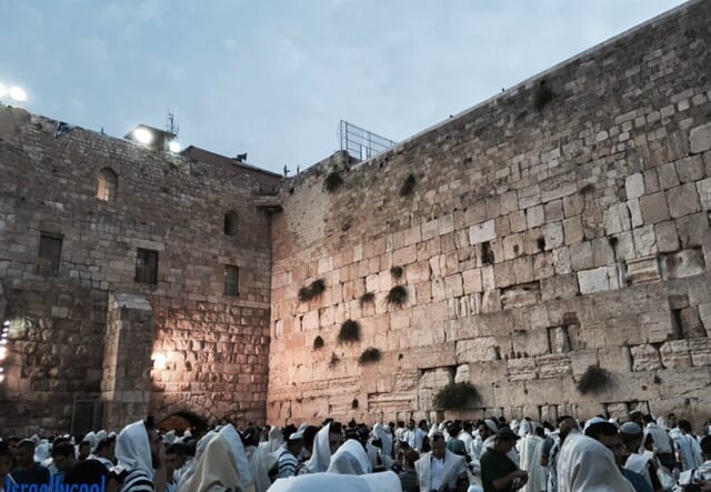 Men pray at Western Wall before Rosh Hashannah