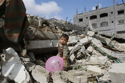 palestinian boy with balloon - AFP 