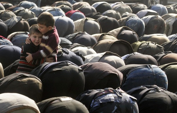 Palestinian praying - Reuters