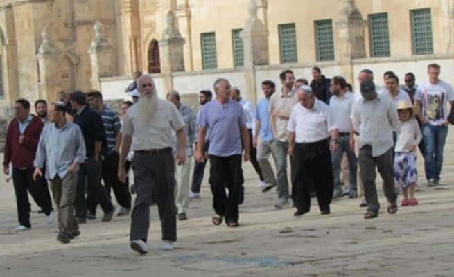 settler desecrating 1