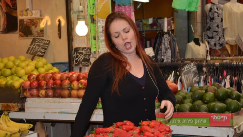 opera singer in shuk
