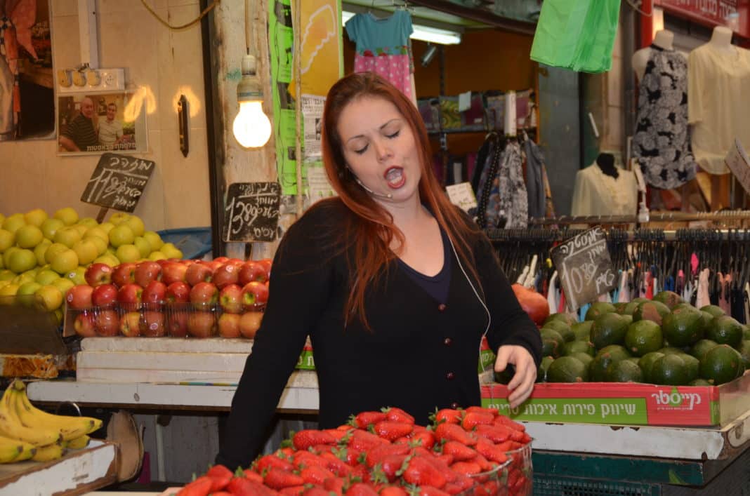 opera singer in shuk